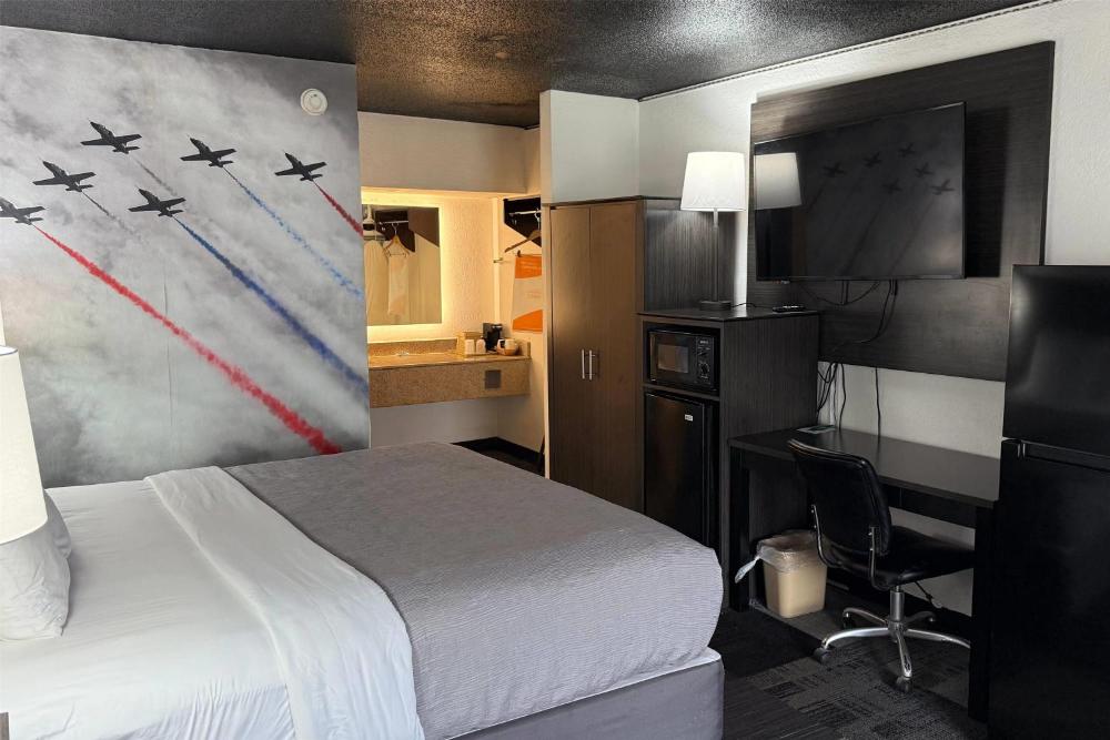 Double Room with Roll-In shower - Mobility Accessible/Non-Smoking interior