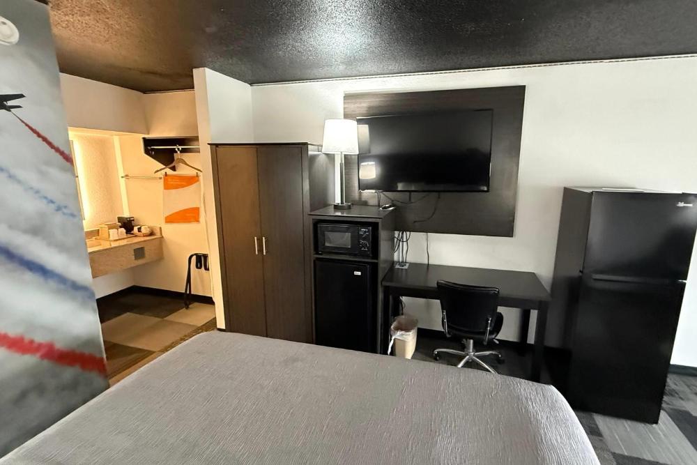 King Room - Non-Smoking interior
